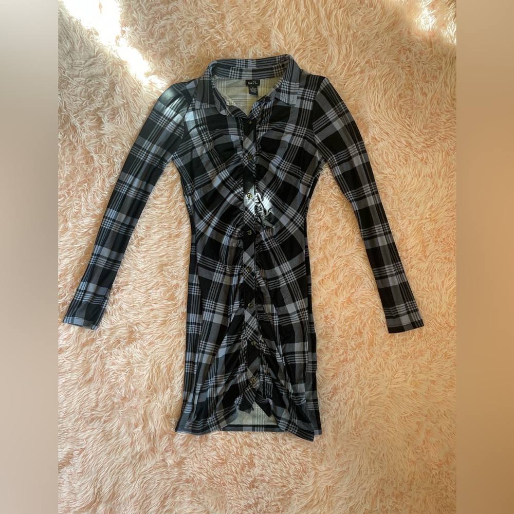 Rue 21 T shirt dress long sleeved the material is thin so I’d be careful.